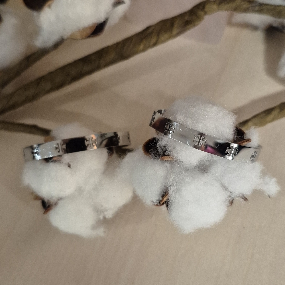 🩶🩶NEW🩶🩶 PRETTY!! Stainless Steel Double T Hoop Earrings In SILVER